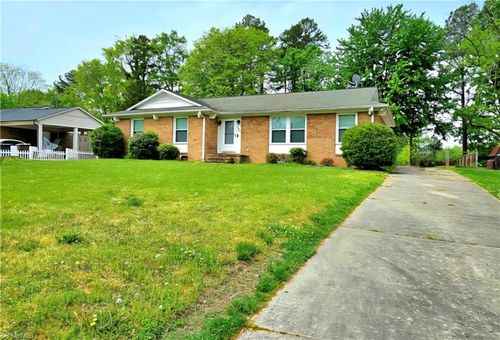 2404 Pine Lake Dr, Greensboro, NC, 27407-6615 | Card Image
