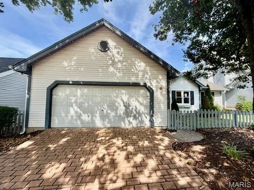 16323 Bellingham Drive, Chesterfield, MO, 63017 | Card Image