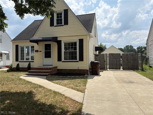 3007 Ingleside Dr, Parma, OH, 44134-2921 | Card Image
