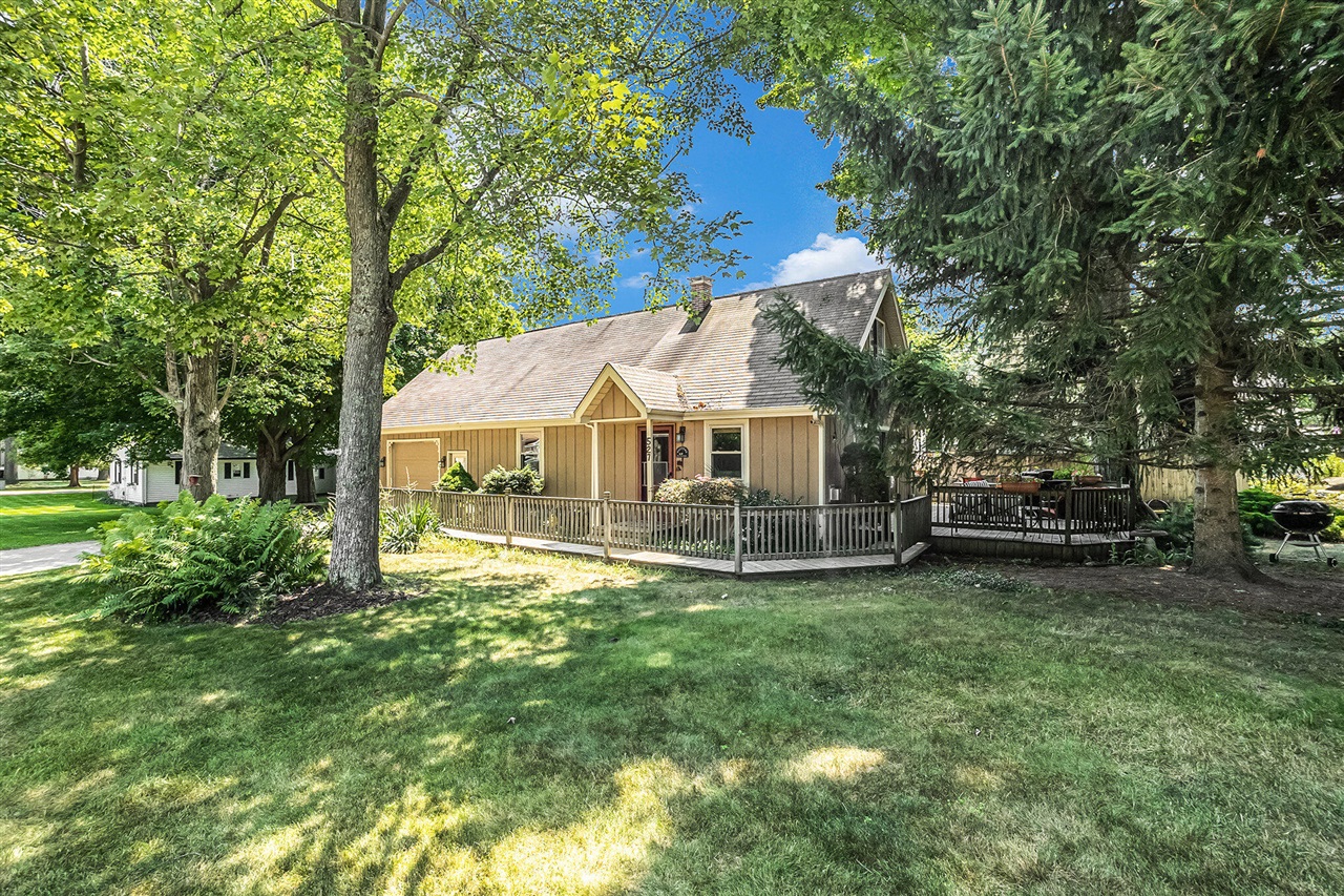 Concord St, Pentwater, MI 49449