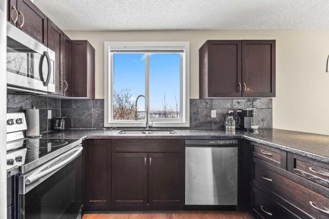 8 - 122 Village Heights Sw, Home with 2 bedrooms, 1 bathrooms and 2 parking in Calgary AB | Image 5