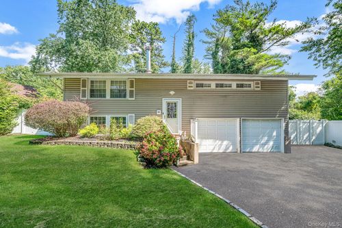 27 Split Cedar Dr, Islandia, NY, 11749-1612 | Card Image