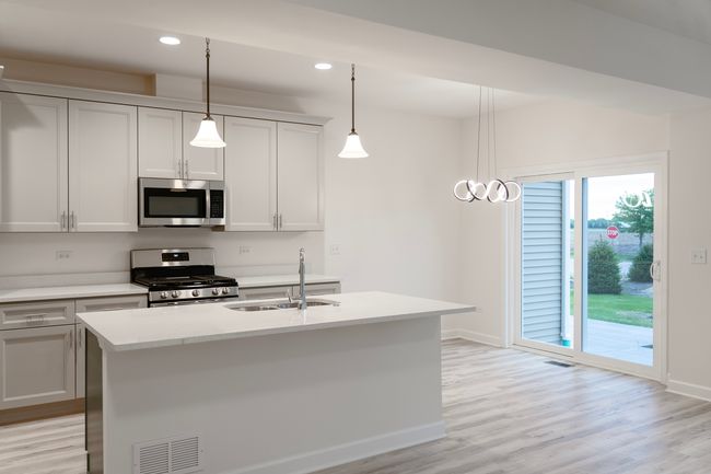 513 Amherst Dr, Townhouse with 3 bedrooms, 3 bathrooms and 4 parking in Sycamore IL | Image 6