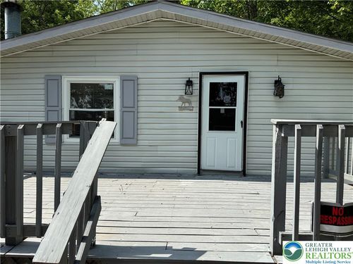 15 School St, Barnesville, PA, 18214-2200 | Card Image