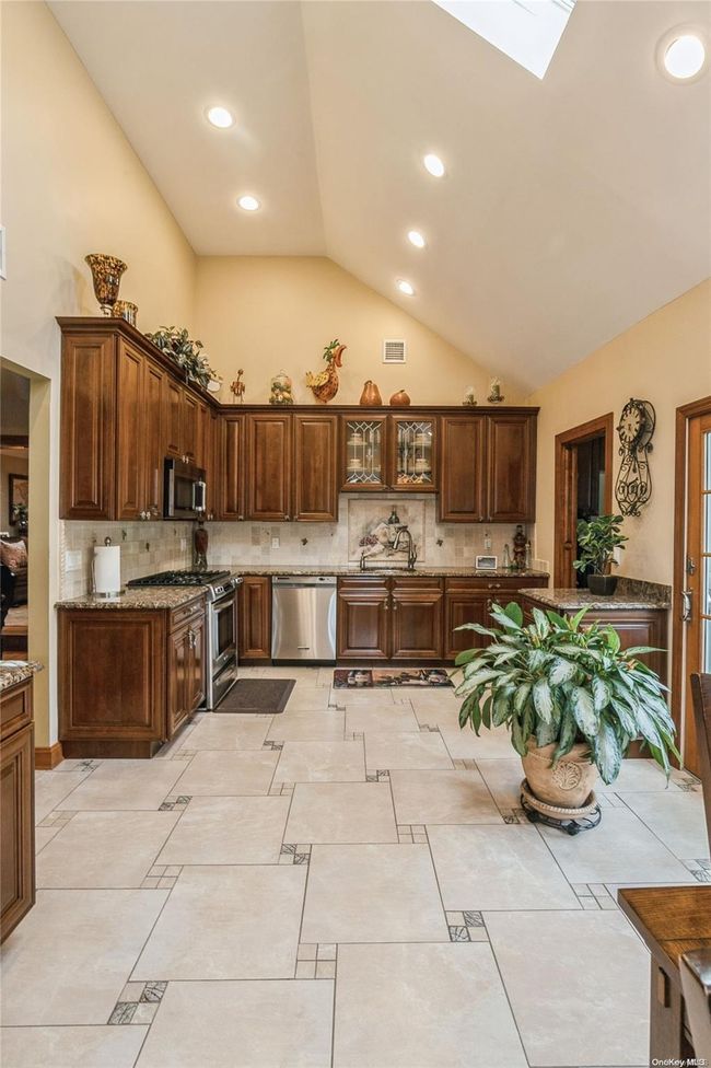 821 Peconic St, House other with 3 bedrooms, 2 bathrooms and null parking in Ronkonkoma NY | Image 11