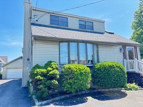 48 New Point Pl, Amityville, NY, 11701-3916 | Card Image