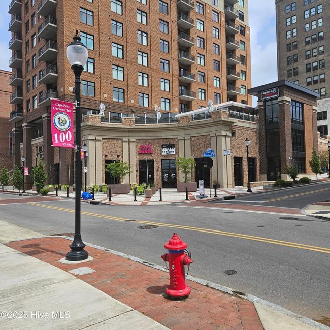 WSC building is next to "River Place Bldg Parking Deck" with 369 spots and retail stores on sidewalk level | Image 53