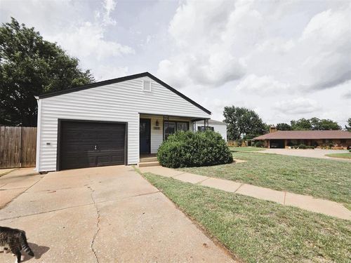 523 E Arlington Ave, Weatherford, OK, 73096-3207 | Card Image