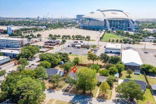 833 Roosevelt St, Arlington, TX, 76011-5817 | Card Image