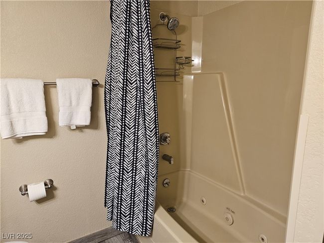 Full bath with a combined bath / shower with jetted tub | Image 9