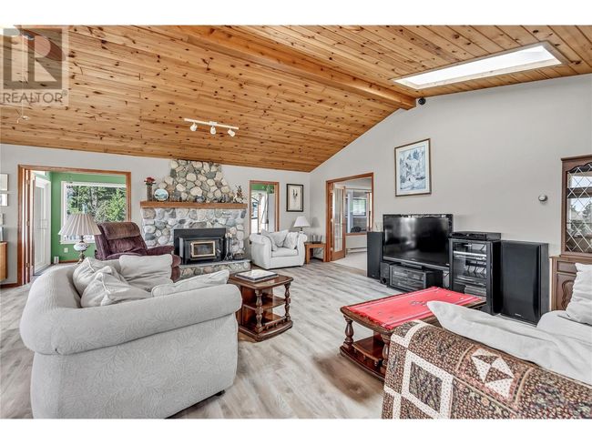 30 Osborne Rd, House other with 3 bedrooms, 2 bathrooms and 4 parking in Summerland BC | Image 6