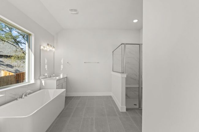 Large soaking tub in Primary Bath | Image 19