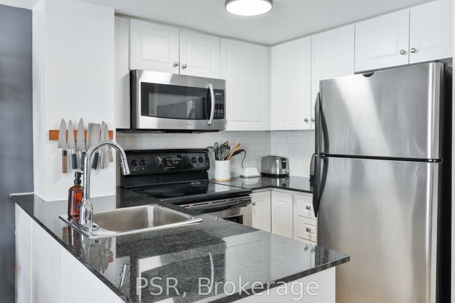 712 - 10 Laidlaw St, Condo with 3 bedrooms, 2 bathrooms and 1 parking in Toronto ON | Image 8