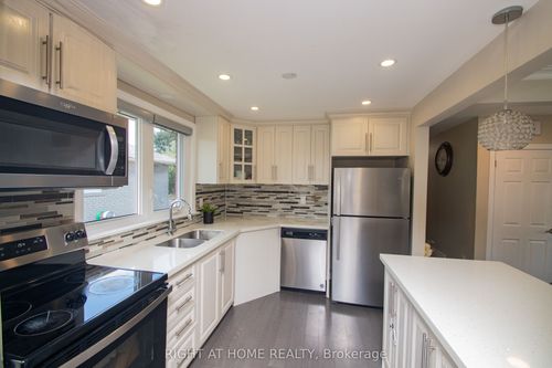 65 Bridgenorth Cres, Etobicoke, ON, M9V2M5 | Card Image