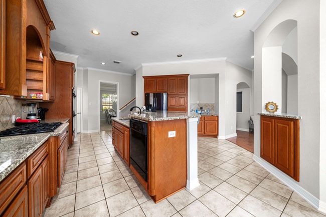 Alternate view of the spacious kitchen | Image 10