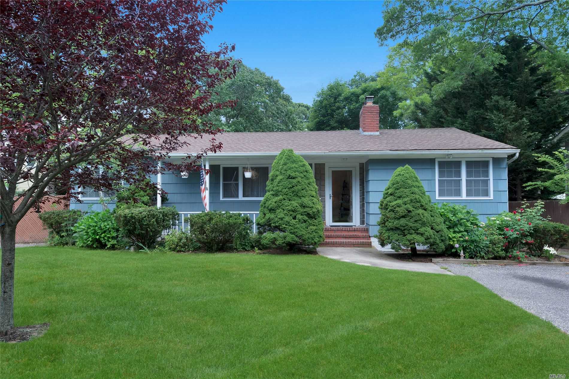 12 Stonywell Court, Sold in Hampton Bays Zoocasa