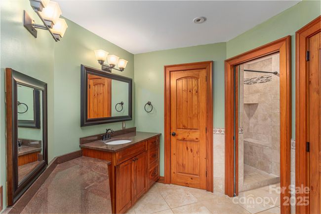 Primary en-suite full bathroom, w/ cedar lined walk-in closet | Image 18