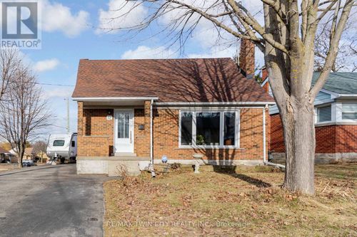 52 Dover St, Waterloo, ON, N2J1Z1 | Card Image
