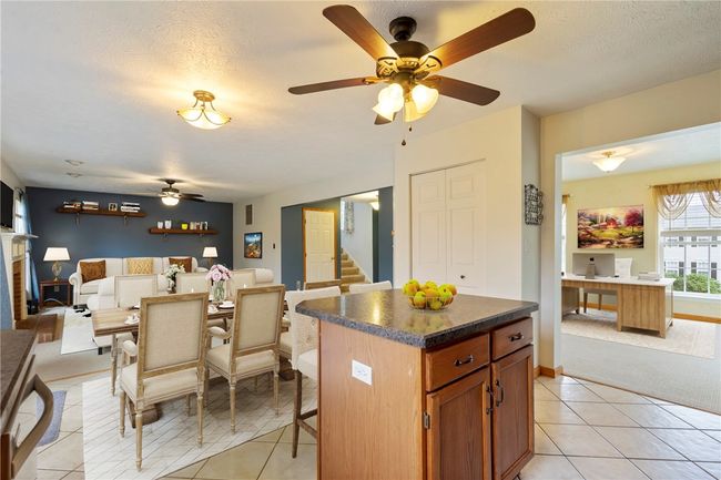 927 Castlegate Cir, House other with 3 bedrooms, 3 bathrooms and 2 parking in Greensburg PA | Image 5