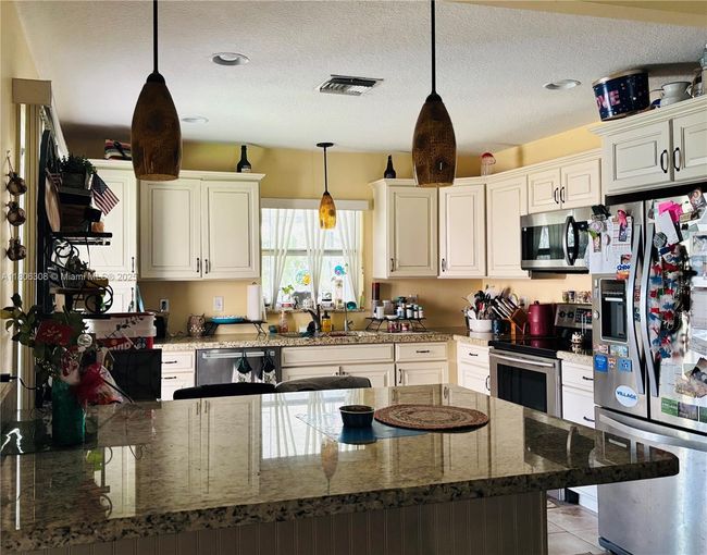 737 Se 22 Nd Dr, House other with 2 bedrooms, 2 bathrooms and null parking in Homestead FL | Image 5