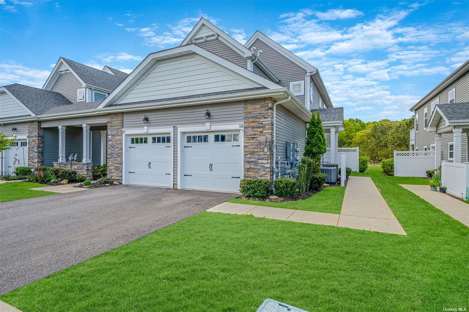 Willow Cir, Coram, NY 11727