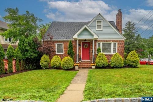 19 Robertson Rd, West Orange, NJ, 07052-3558 | Card Image