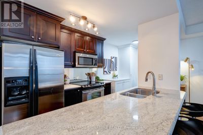 425 - 900 Mount Pleasant Rd, Condo with 3 bedrooms, 2 bathrooms and 1 parking in Toronto ON | Image 3