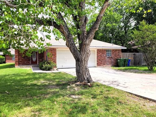 651 Meadow Park Dr, White Settlement, TX, 76108-2805 | Card Image