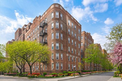 6j-111-15 75th Ave, Forest Hills, NY, 11375-6377 | Card Image