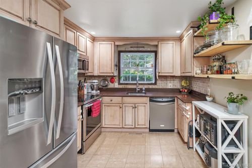 81 Beach Rd, Riverhead, NY, 11901-5818 | Card Image