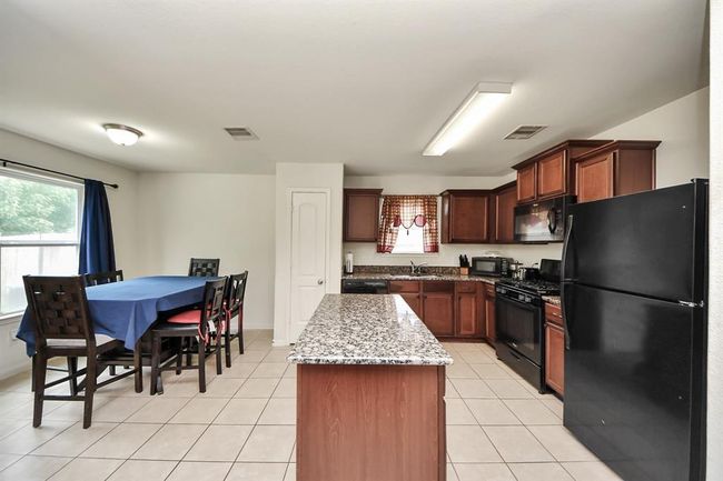 Island and plenty cabinet space | Image 9