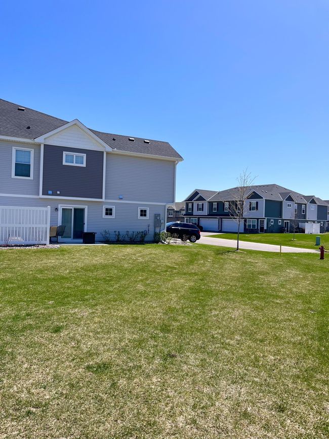 Large yard! | Image 27