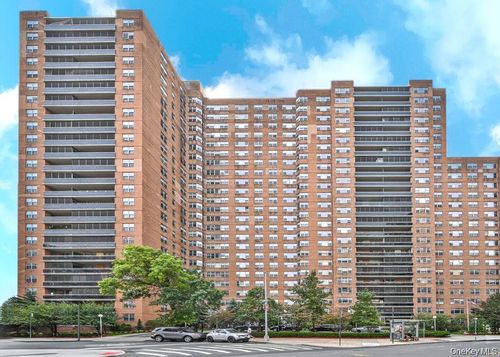 7m-70-25 Yellowstone Blvd, Forest Hills, NY, 11375-3169 | Card Image