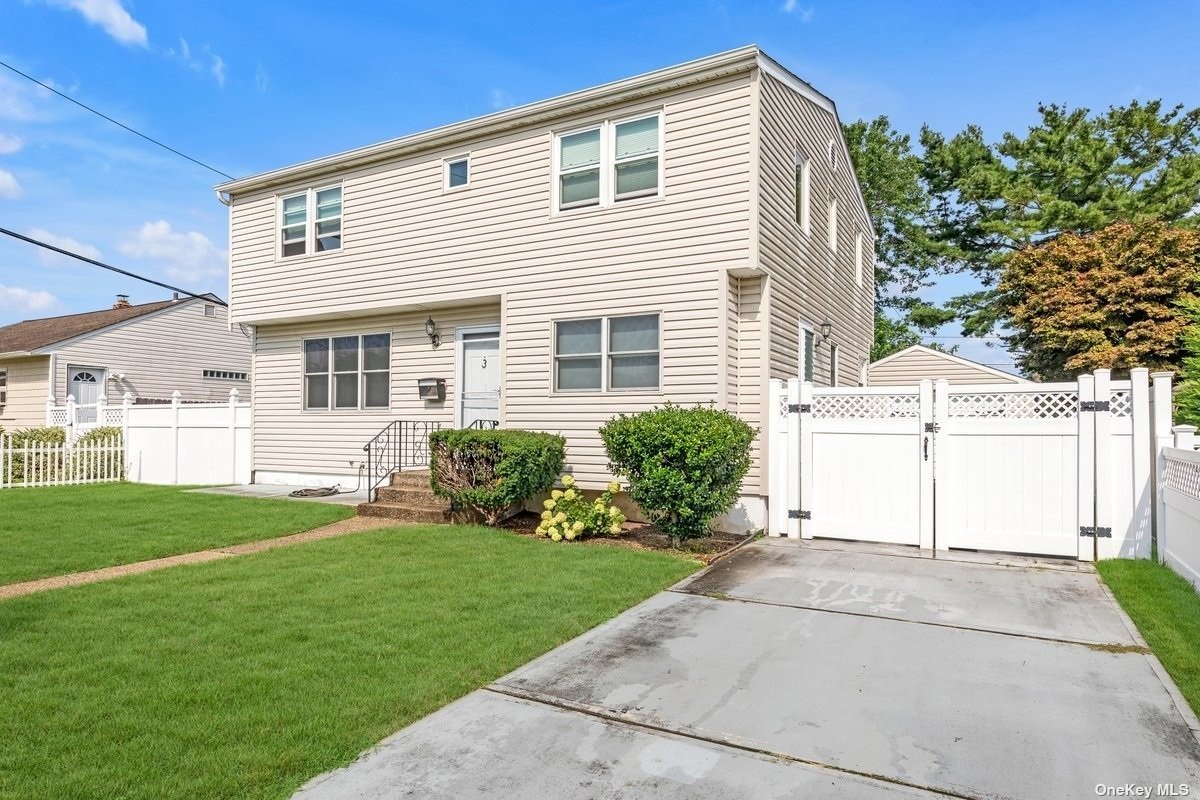Woodcrest Rd, Hicksville, NY 11801