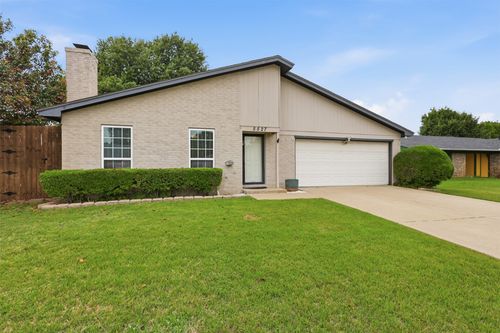 5527 Meadow Oak St, North Richland Hills, TX, 76180-6645 | Card Image