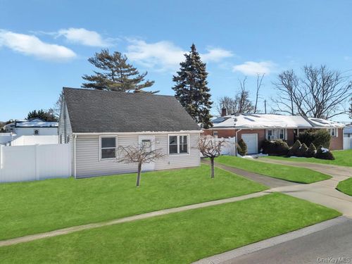 1333 5th Ave, Bay Shore, NY, 11706-4136 | Card Image