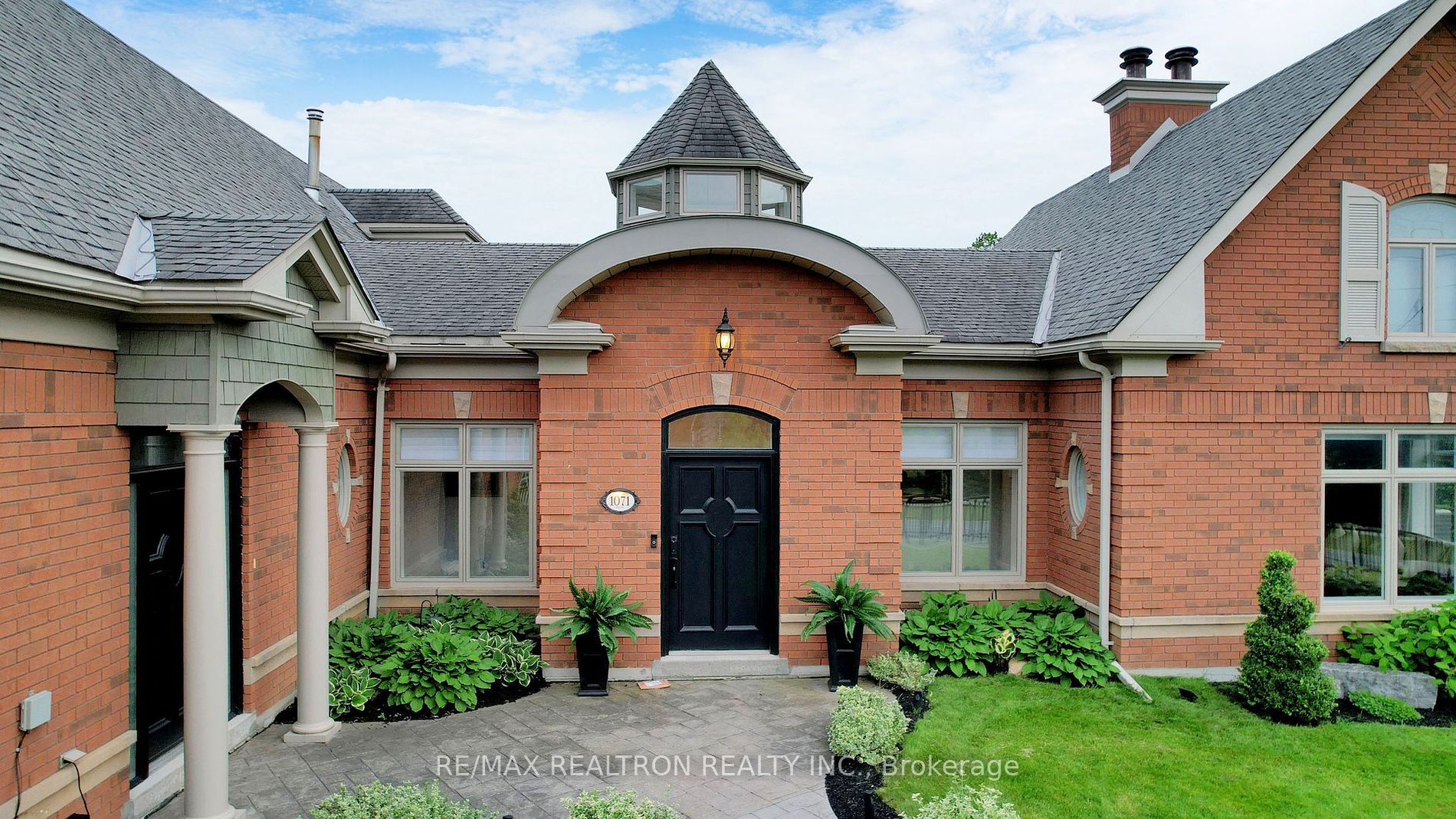 1071 Parkhill Rd W, For Sale in Peterborough Zoocasa