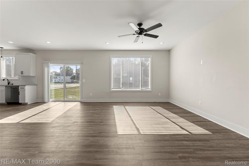 215 Clinton St, Romeo, MI, 48065-4712 | Card Image