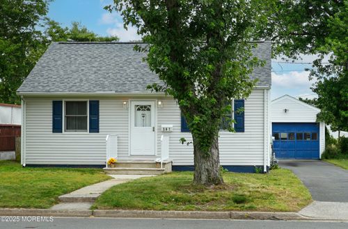 207 Ridge Ave, Belford, NJ, 07718-1521 | Card Image