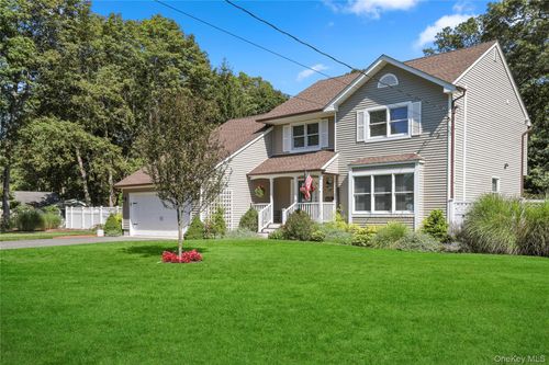 39 Roe Ave, E Patchogue, NY, 11772-5735 | Card Image