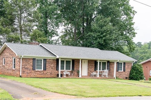 415 Blessing Dr, Dobson, NC, 27017-8716 | Card Image