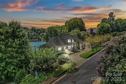 271 44th Avenue Cir Nw, Hickory, NC, 28601-9016 | Card Image