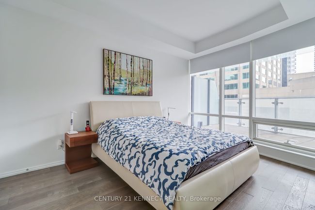 526 - 1 Bloor St E, Condo with 3 bedrooms, 2 bathrooms and null parking in Toronto ON | Image 9