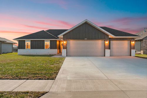 5646 W Pine St, Springfield, MO, 65802-7852 | Card Image