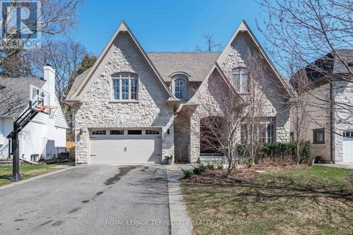 11 Chestnut Hills Parkway, Toronto (Edenbridge-Humber Valley), ON, M9A3P7 | Card Image