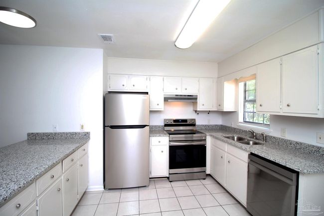 APT-12 - 4964 W Spencer Field Rd, House other with 2 bedrooms, 1 bathrooms and null parking in Pace FL | Image 7