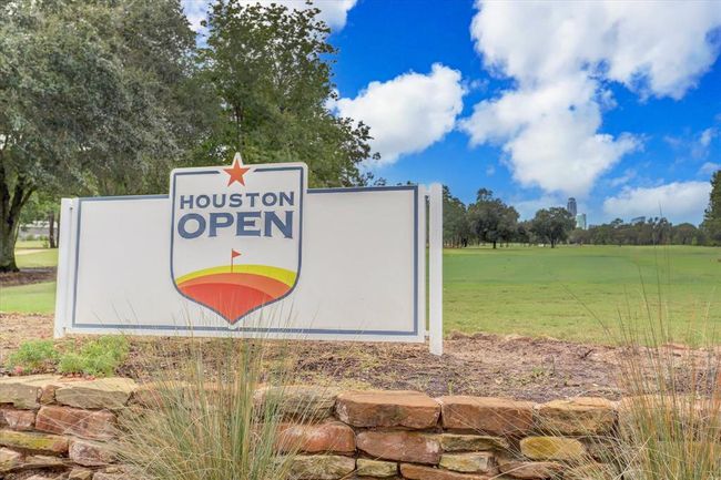 [Memorial Park] The recently designed Memorial Park golf course has been recognized as one of the best municipal courses in the nation... the driving range is just 1.4 miles away! | Image 44