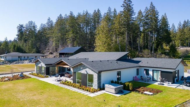 6724 Acorn Road, House other with 7 bedrooms, 4 bathrooms and 6 parking in Sechelt BC | Image 3