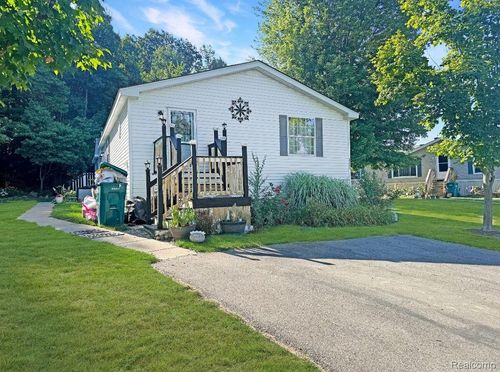 8489 Barkwood Cir, Fenton, MI, 48430-8360 | Card Image