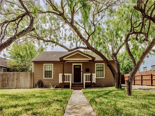 112 E 6th St, Bishop, TX, 78343-2613 | Card Image